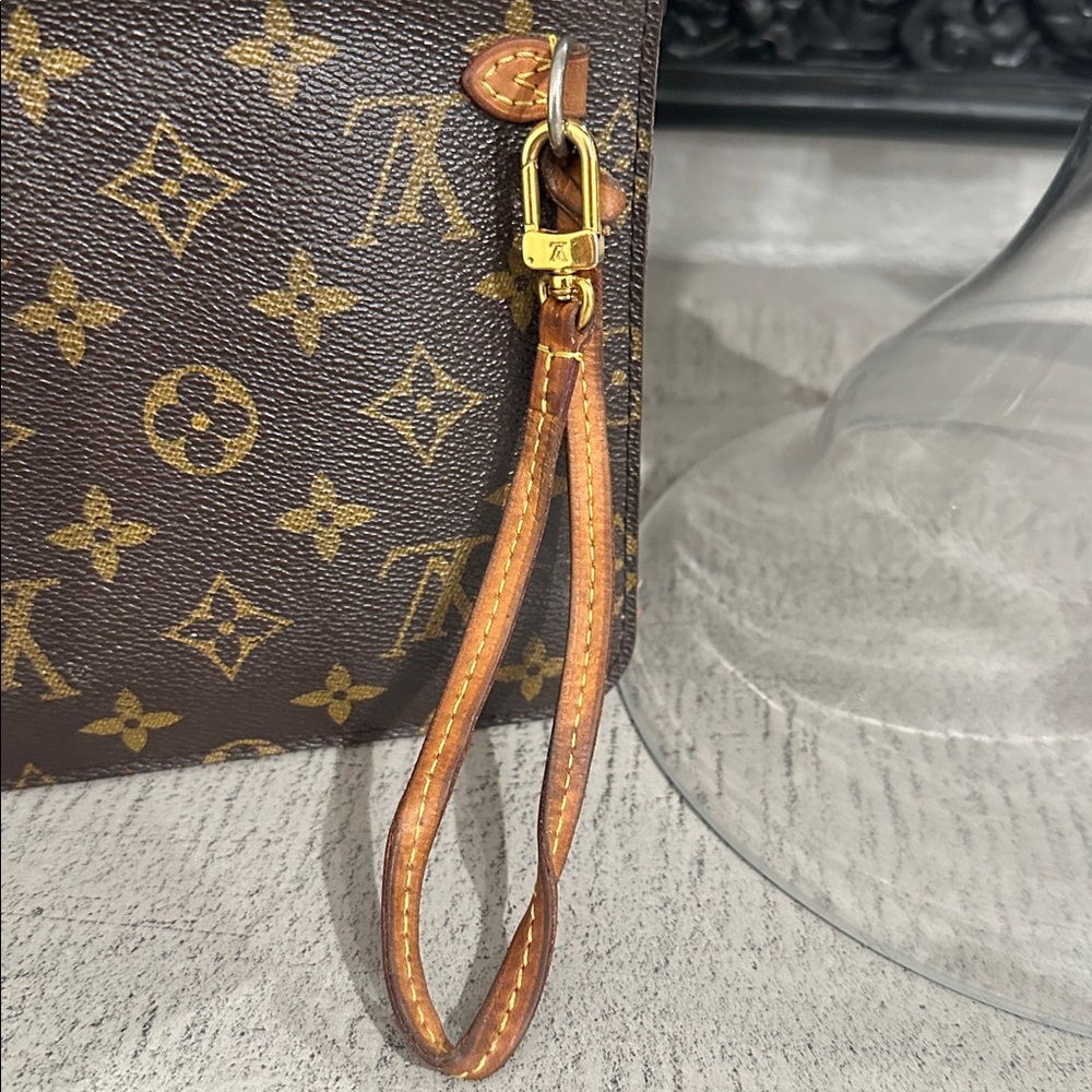 Louis Vuitton Monogram Pouch / Wristlet - Picture 2 of 7